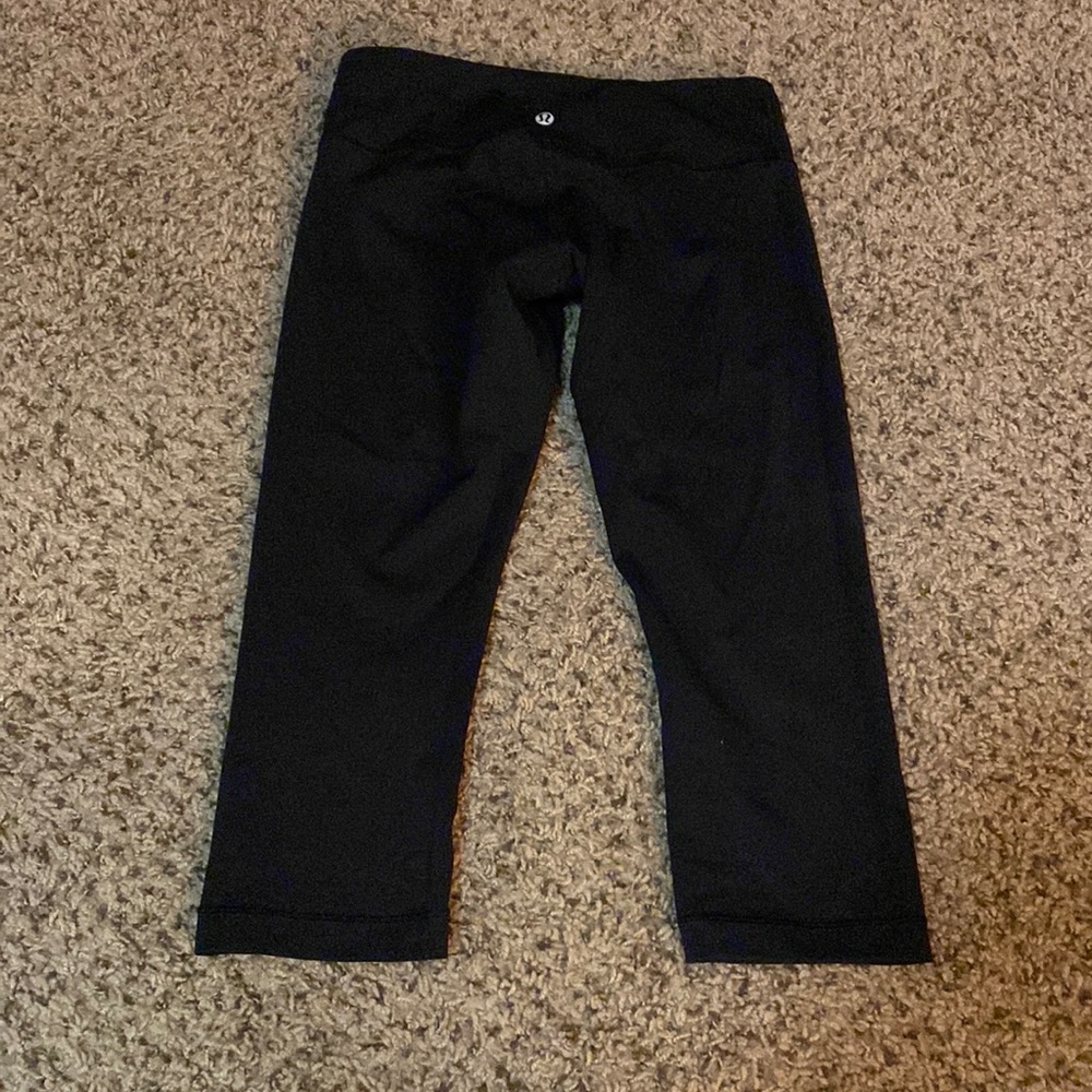 Black cropped lululemon leggings